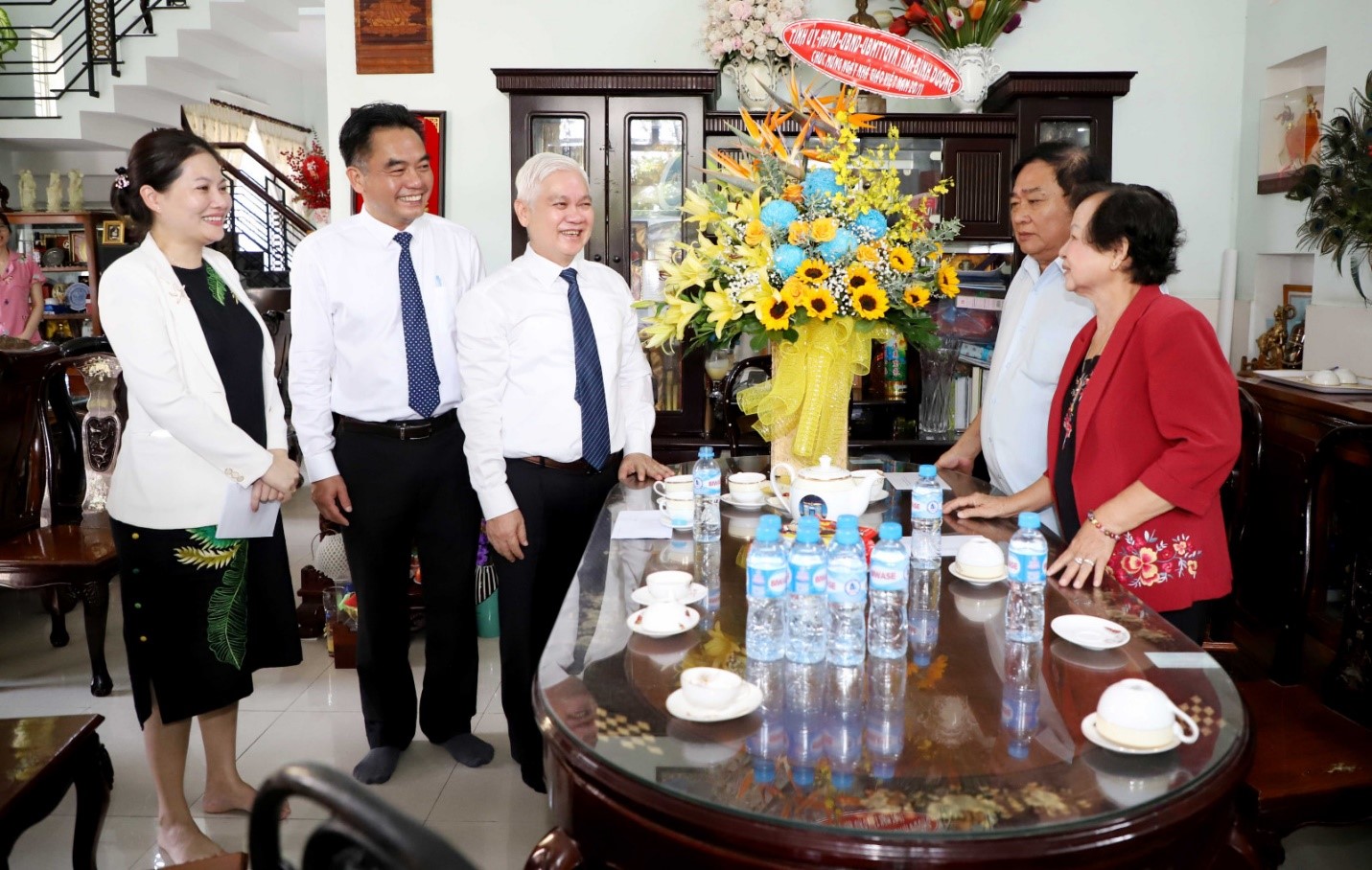 Đoàn công tác của lãnh đạo tỉnh thăm, chúc mừng đồng chíNguyễn Huỳnh Phụng, nguyên Giám đốc Sở GD&ĐT tỉnh Bình Dương.